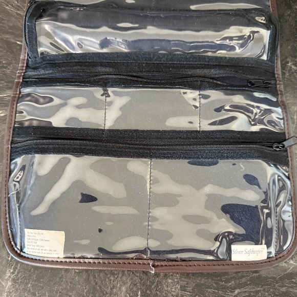 SILVER SAFEKEEPER Travel Toiletry Bags (2) - Picture 13 of 16